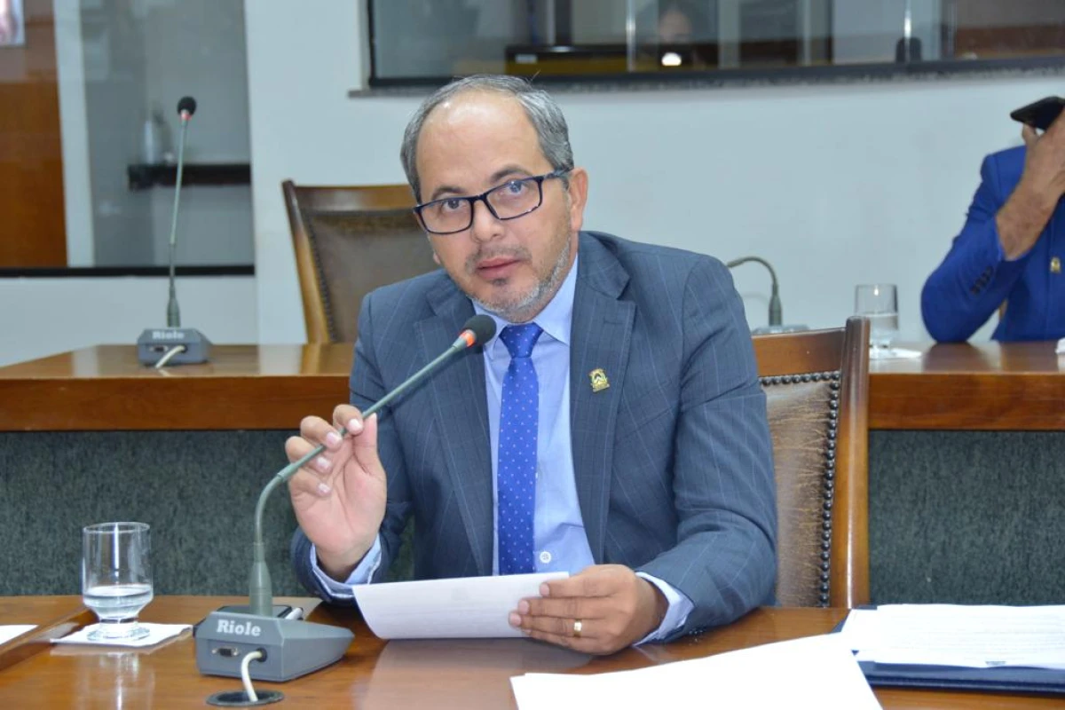 Wiston Gomes solicita publicação de progressões de 4,5 mil servidores que não receberam o benefício