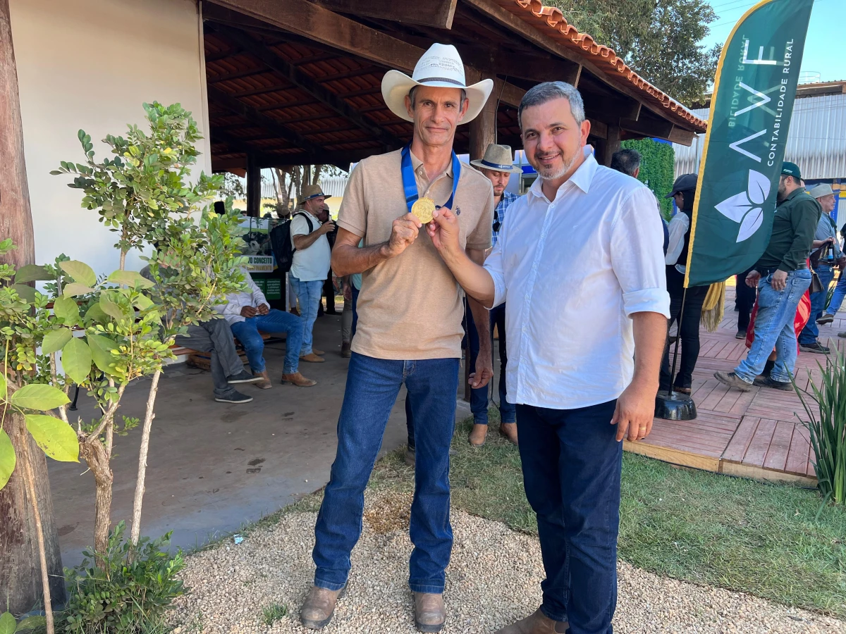 Wiston Gomes homenageia pecuarista Luciano Vilela durante abertura da Agrotins