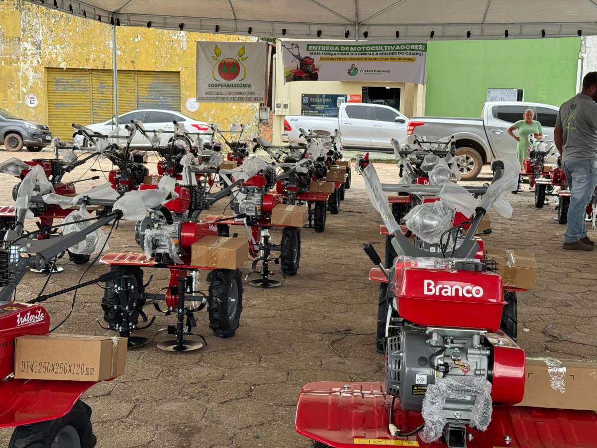 Wiston Gomes entrega tratoritos para associações por meio de emenda parlamentar