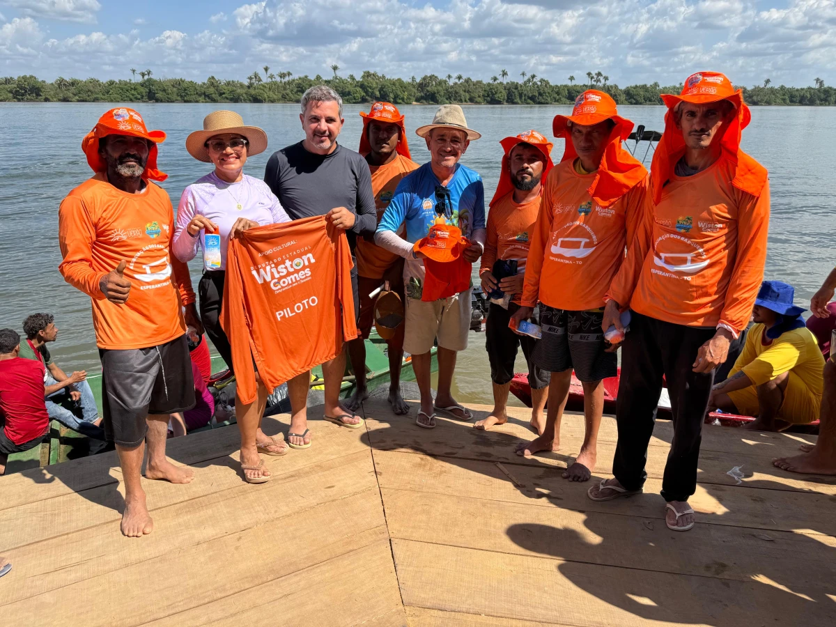 Deputado Wiston Gomes participa da abertura de temporada de Praia em Esperantina e entrega kits para barqueiros